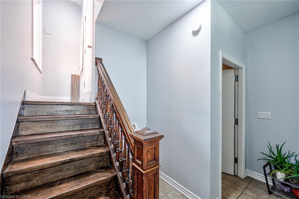 108 Victoria Avenue N Property Photo 8