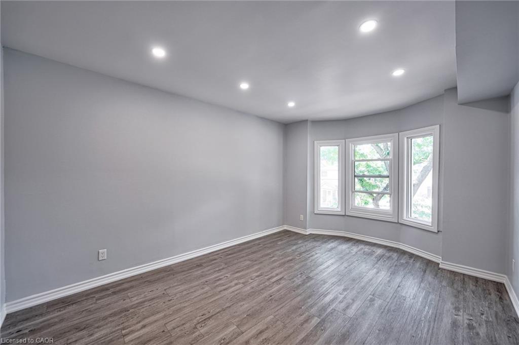 108 Victoria Avenue N Property Photo 11