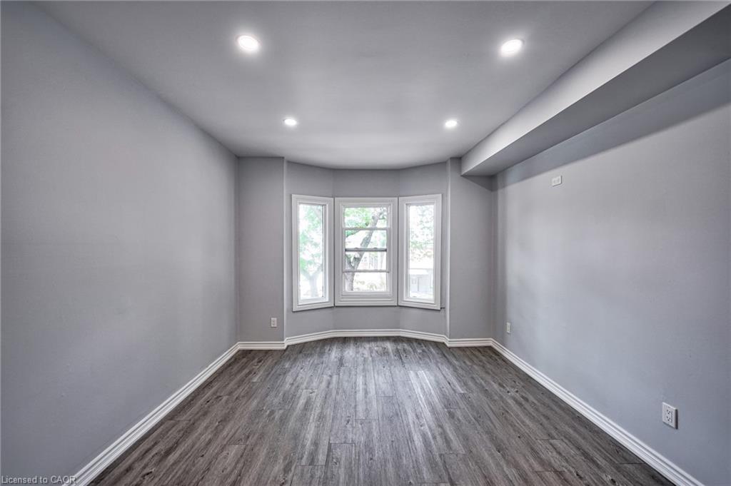 108 Victoria Avenue N Property Photo 12