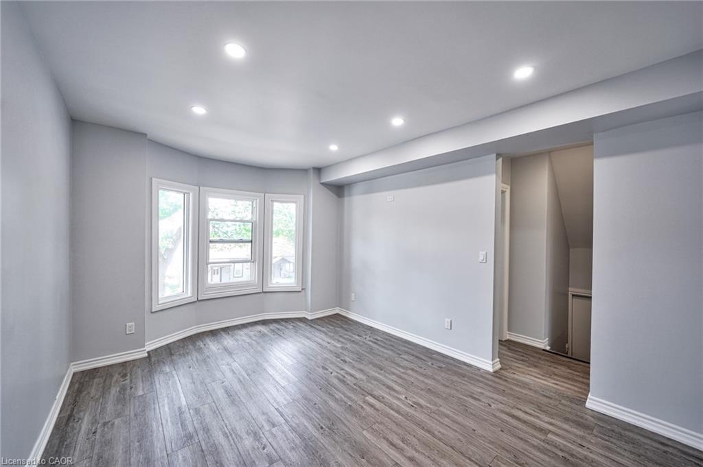 108 Victoria Avenue N Property Photo 13