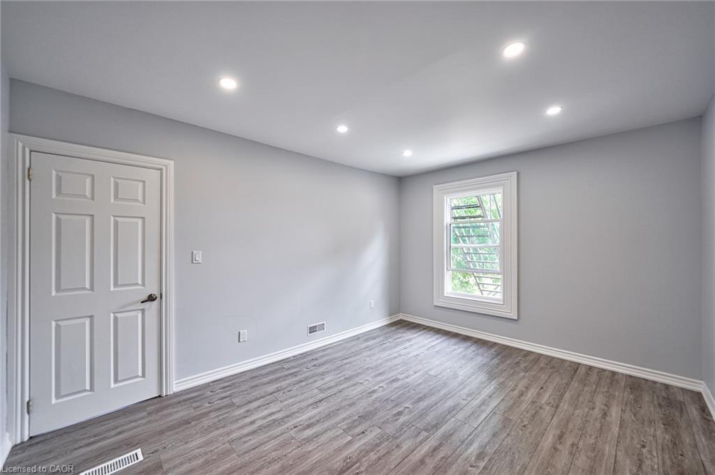 108 Victoria Avenue N Property Photo 17