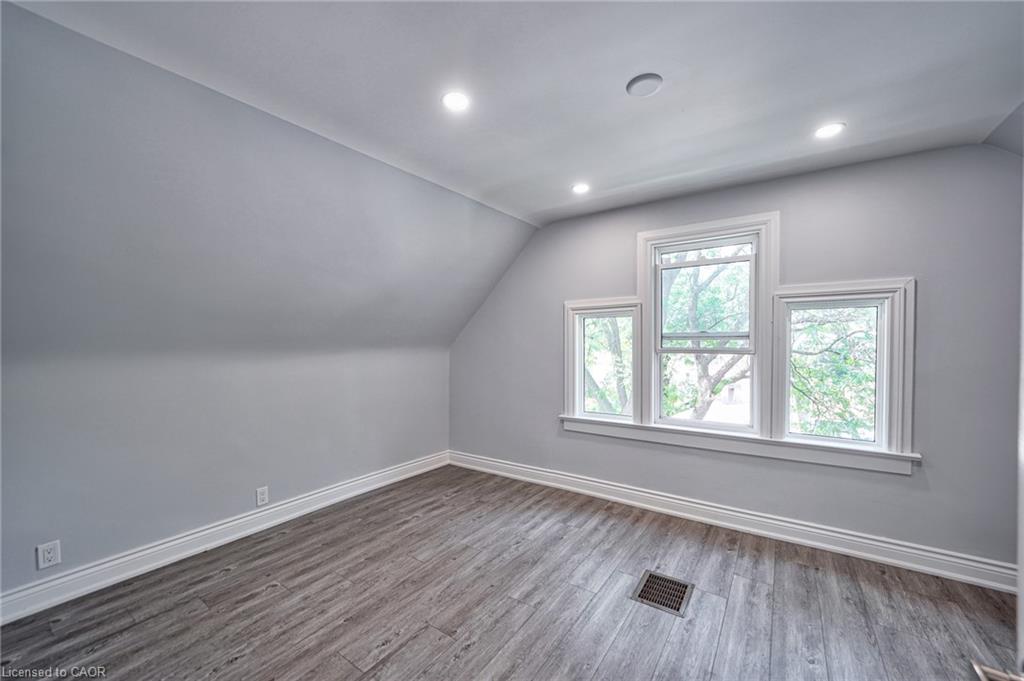 108 Victoria Avenue N Property Photo 24