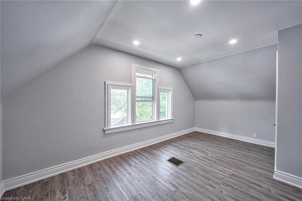 108 Victoria Avenue N Property Photo 25