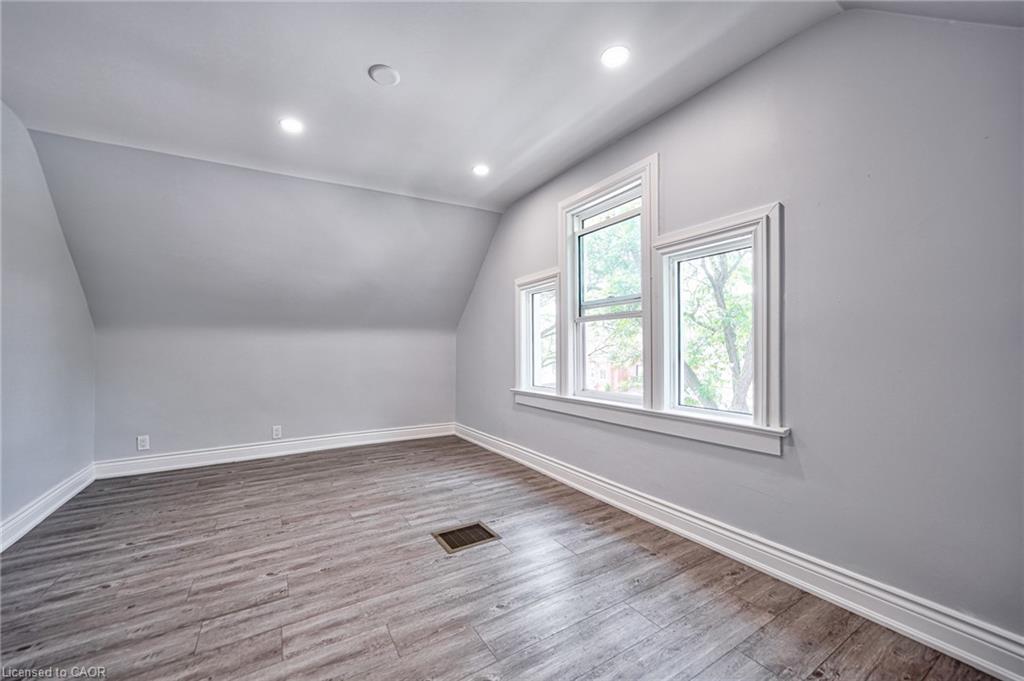 108 Victoria Avenue N Property Photo 27