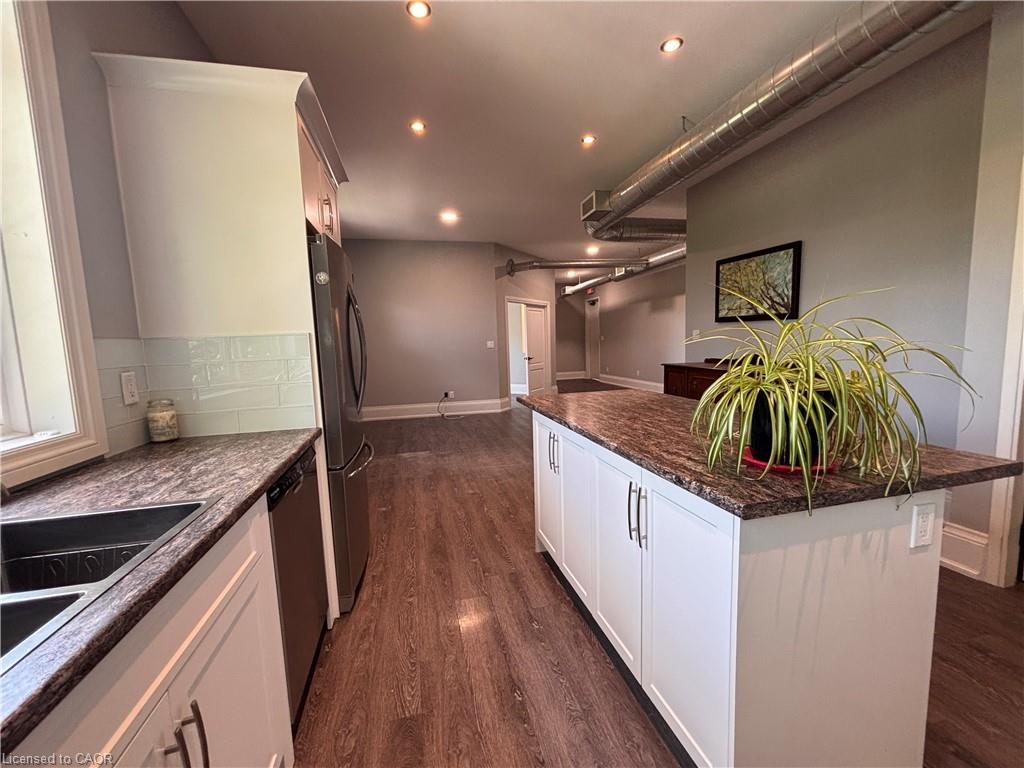 71 Wilson Street E Property Photo 4