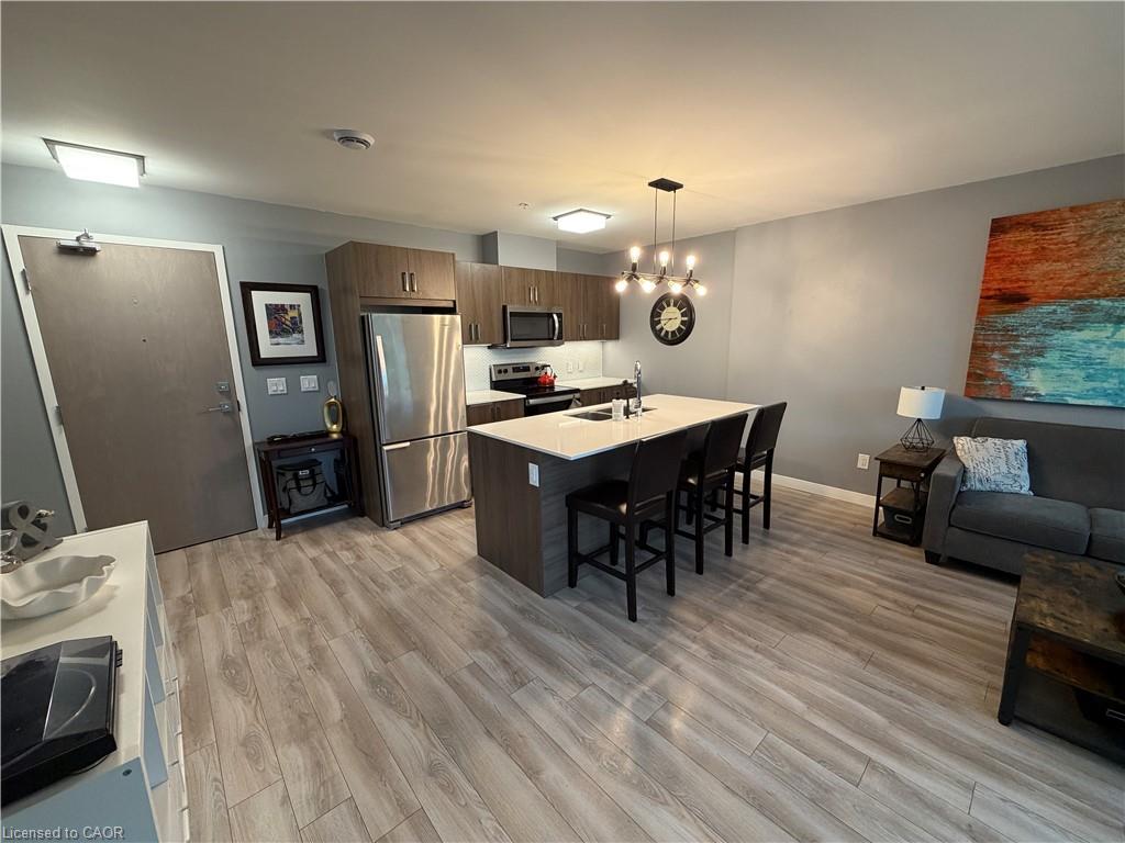 105-467 Charlton Avenue E Property Photo 1