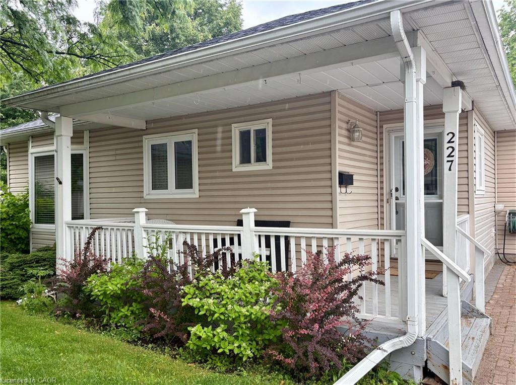 227 Silverbirch Boulevard Property Photo 4