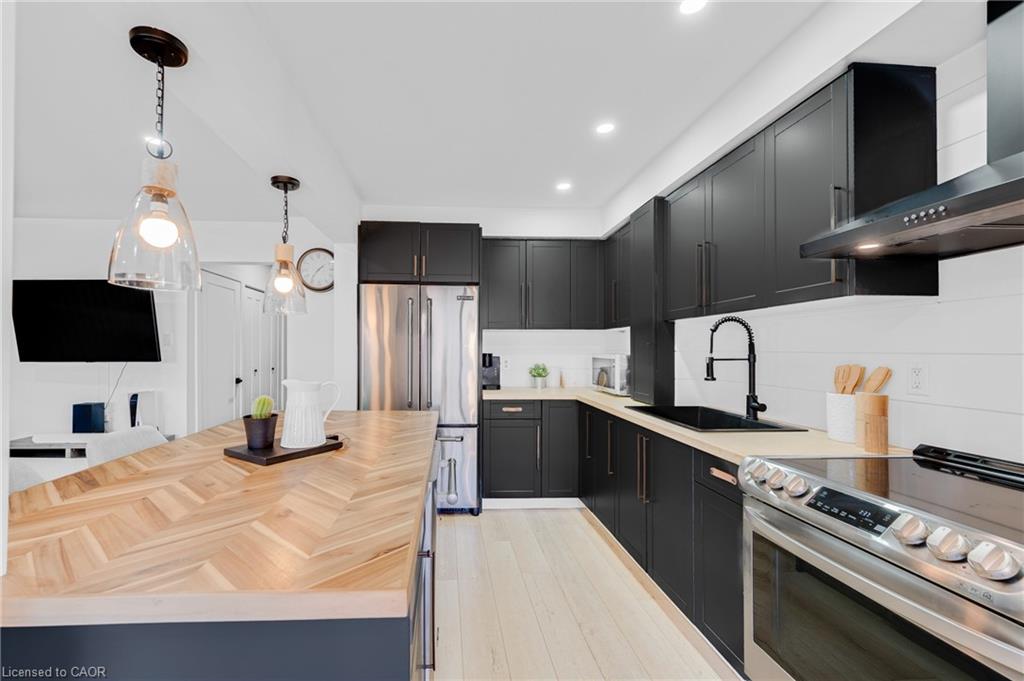 5275 Banting Court Property Photo 14