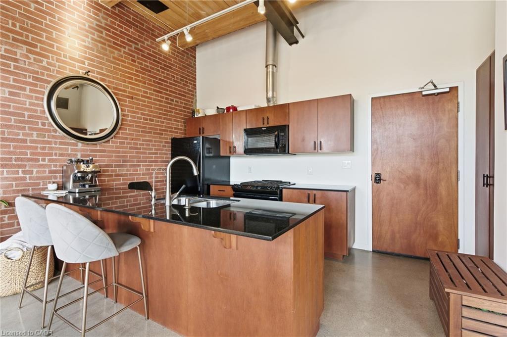 203-85 Spruce Street N Property Photo 11