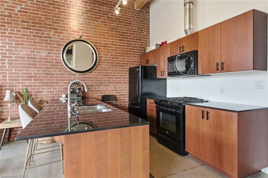 203-85 Spruce Street N Property Photo 12