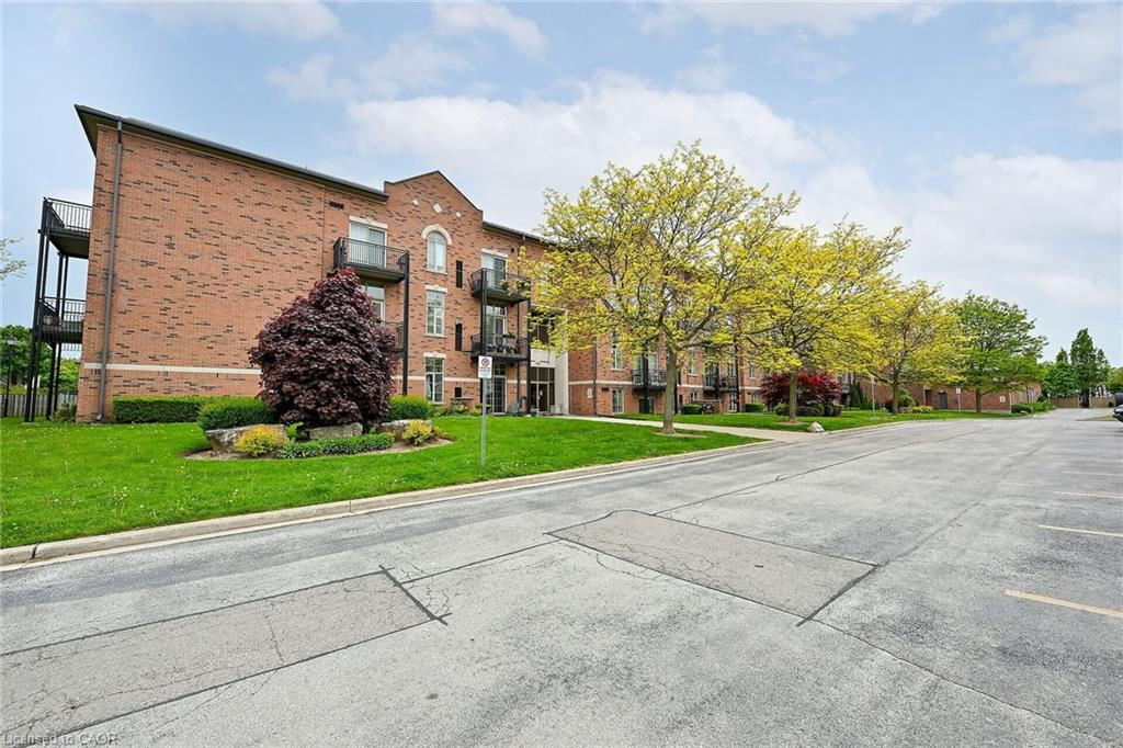 315-262 Dundas Street E Property Photo 2