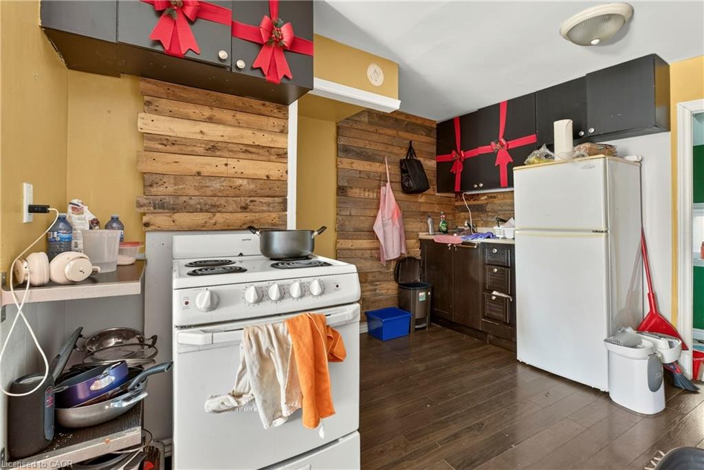 170 Macnab Street N Property Photo 16