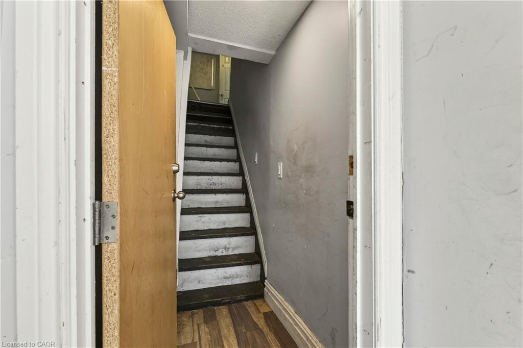 170 1/2 Macnab Street N Property Photo 5