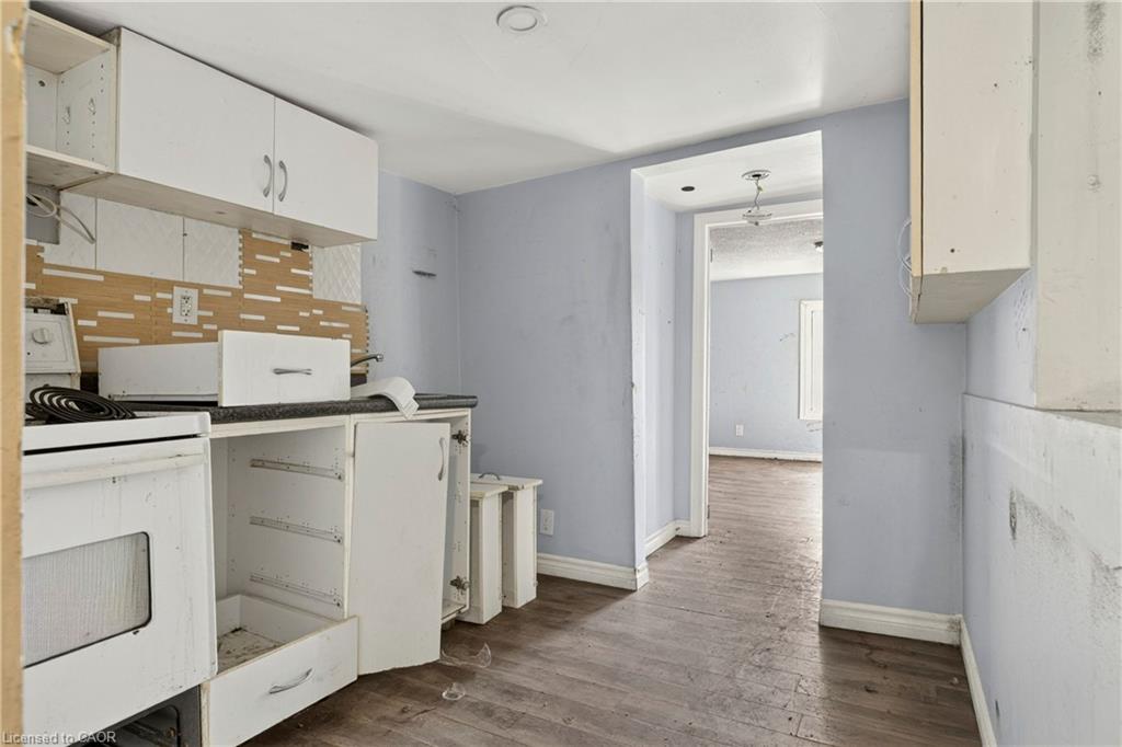 170 1/2 Macnab Street N Property Photo 6