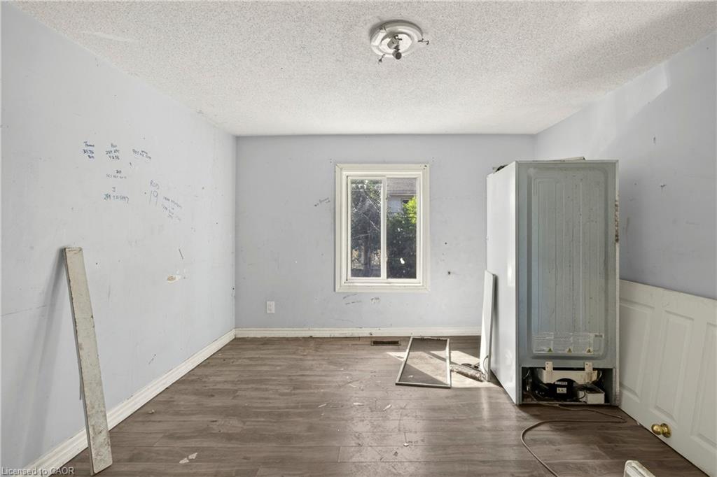 170 1/2 Macnab Street N Property Photo 10