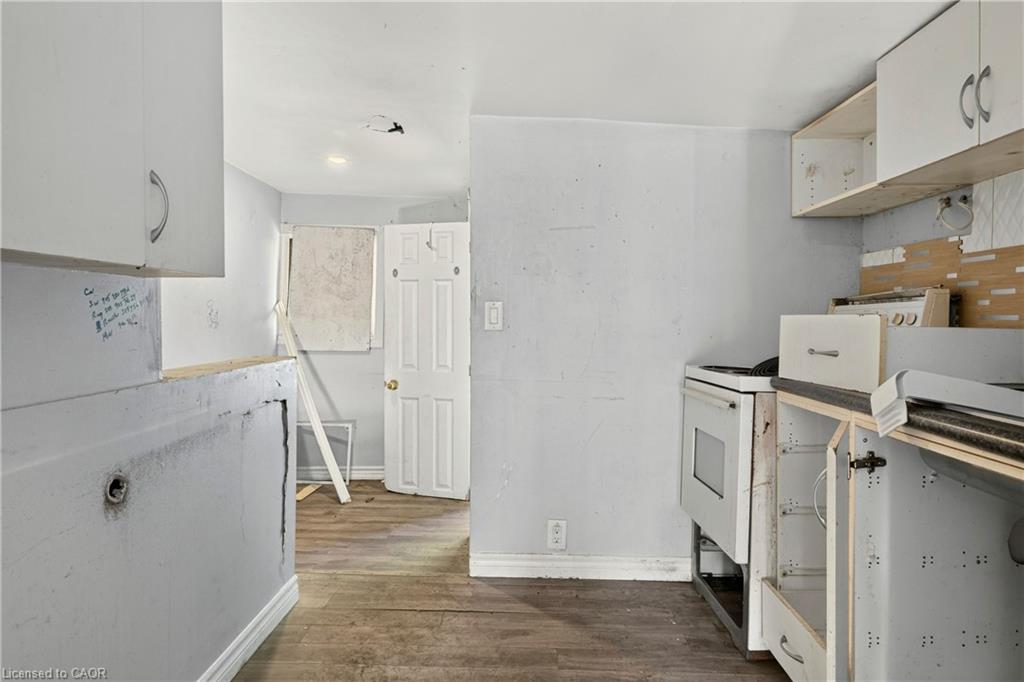170 1/2 Macnab Street N Property Photo 12