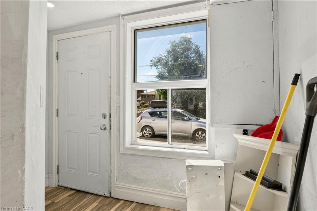 170 1/2 Macnab Street N Property Photo 14