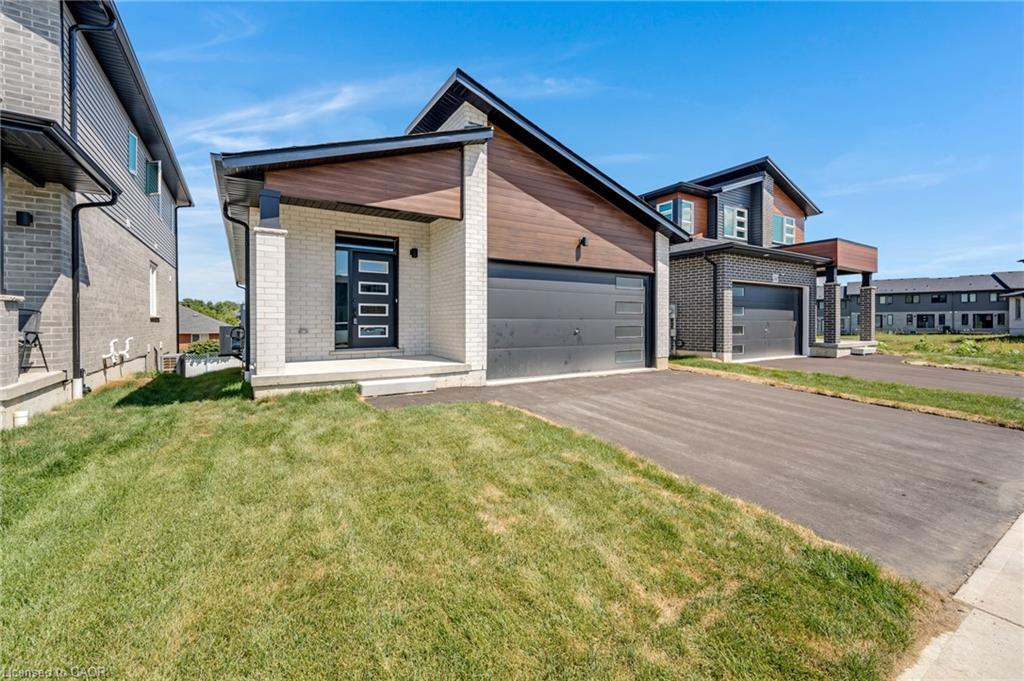 52 Moon Crescent Property Photo 2