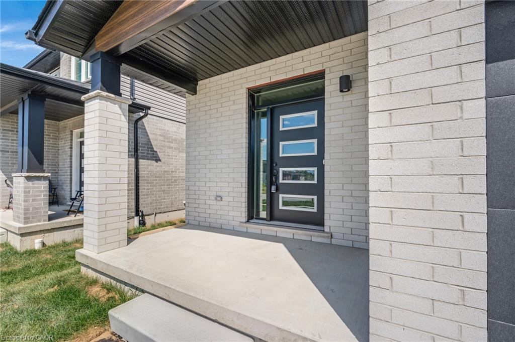 52 Moon Crescent Property Photo 3