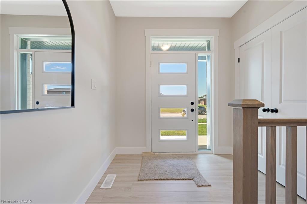 52 Moon Crescent Property Photo 4