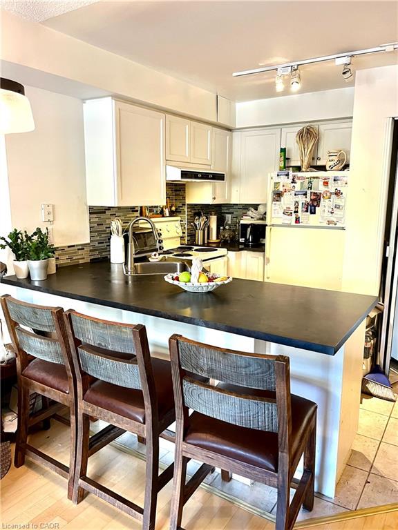 207-140 Bathurst Street Property Photo 16