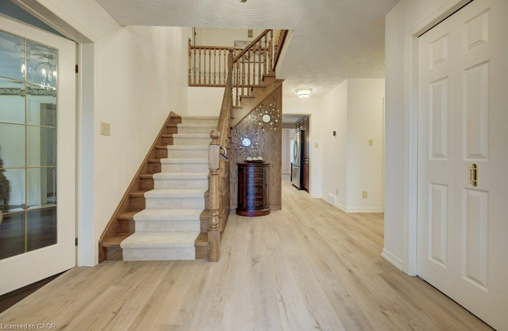 449 Knightsbridge Court Property Photo 4