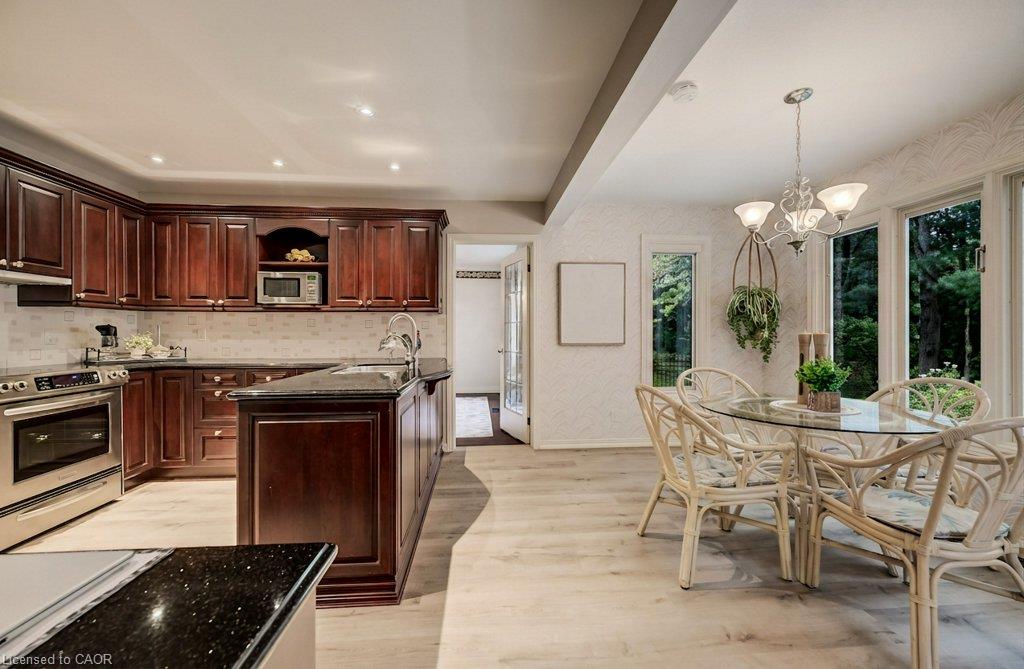 449 Knightsbridge Court Property Photo 6