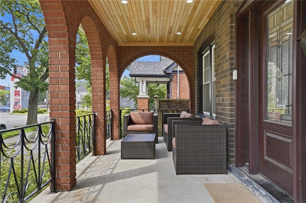 17 Tuxedo Avenue S Property Photo 3