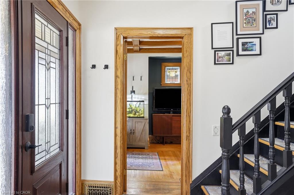 17 Tuxedo Avenue S Property Photo 4
