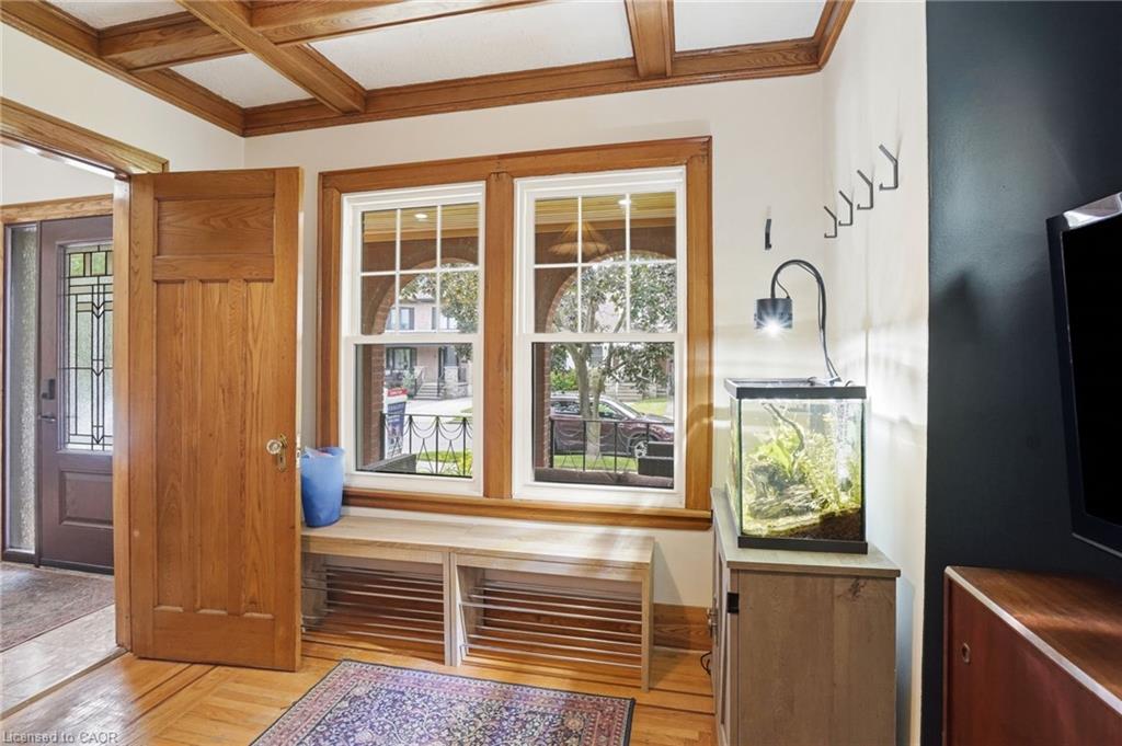 17 Tuxedo Avenue S Property Photo 6