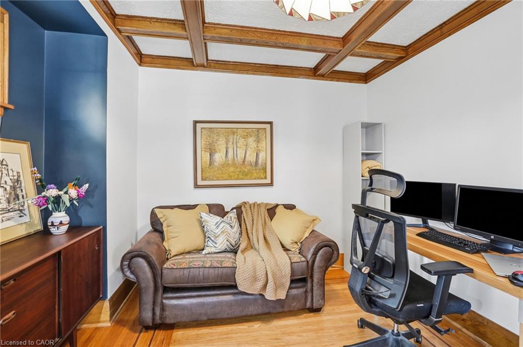 17 Tuxedo Avenue S Property Photo 7