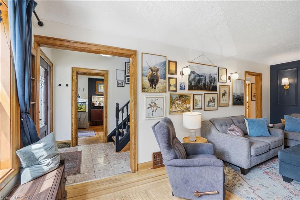 17 Tuxedo Avenue S Property Photo 10