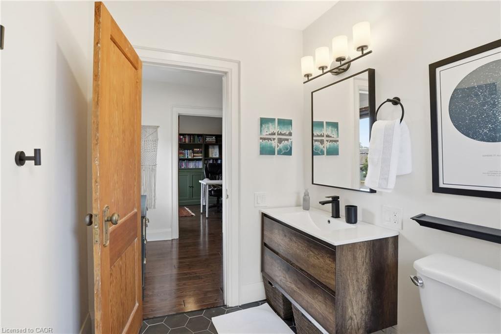 17 Tuxedo Avenue S Property Photo 27