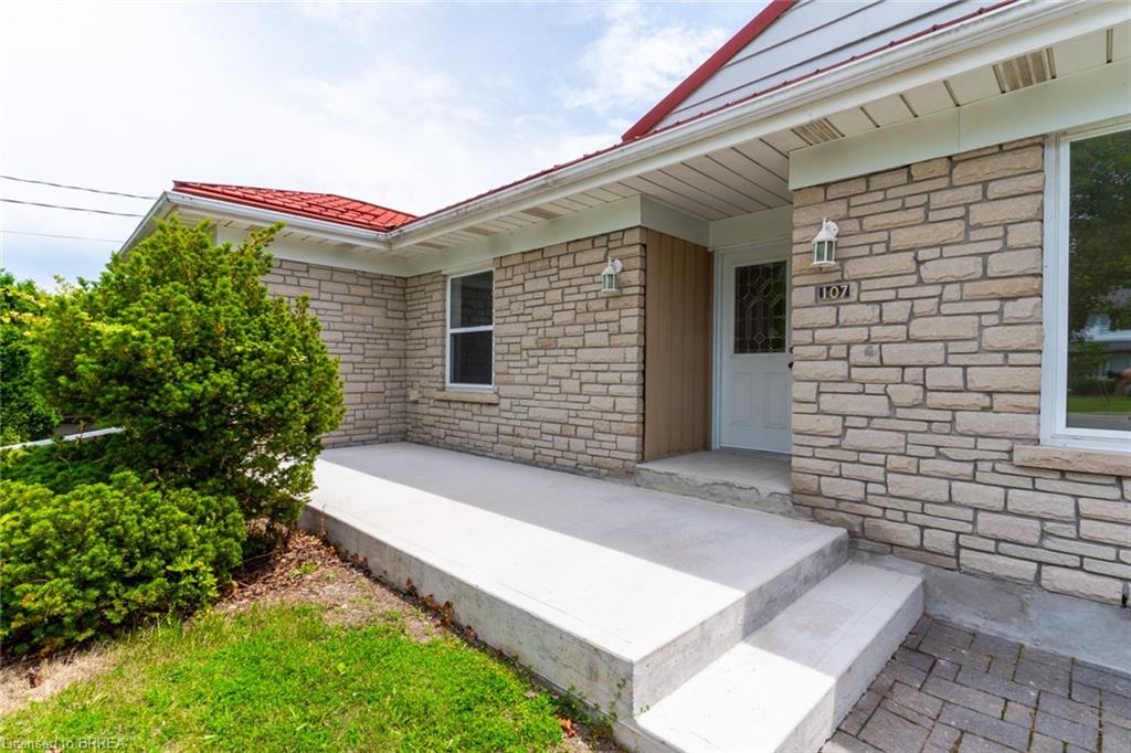 107 Queensway Drive Property Photo 3