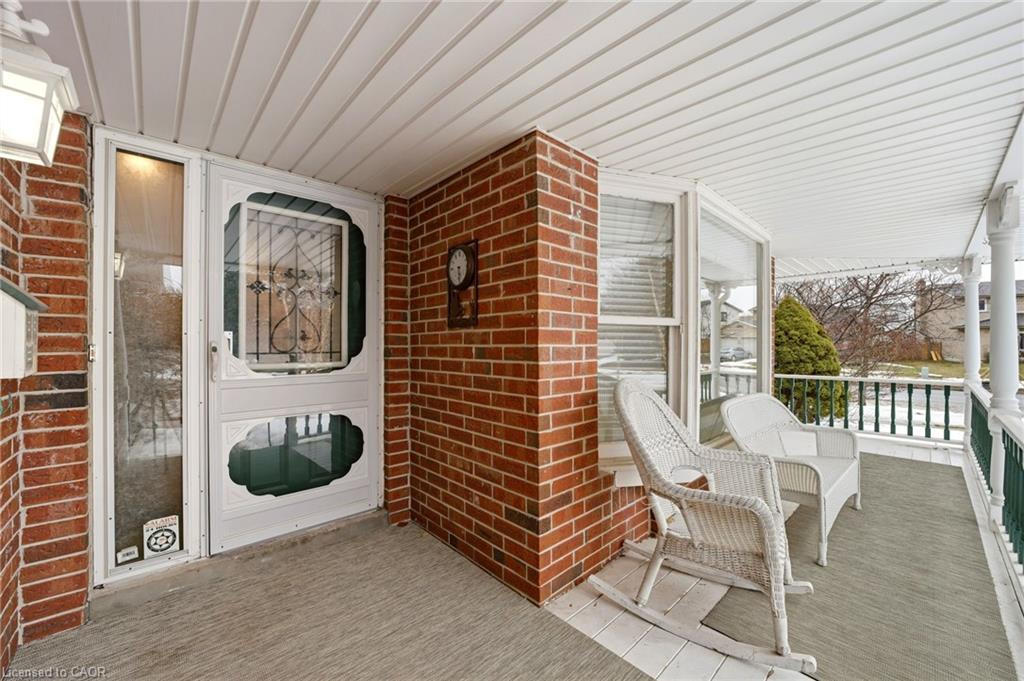 690 Robertson Crescent Property Photo 3