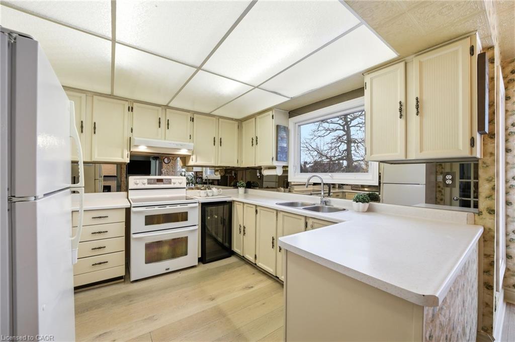 690 Robertson Crescent Property Photo 6