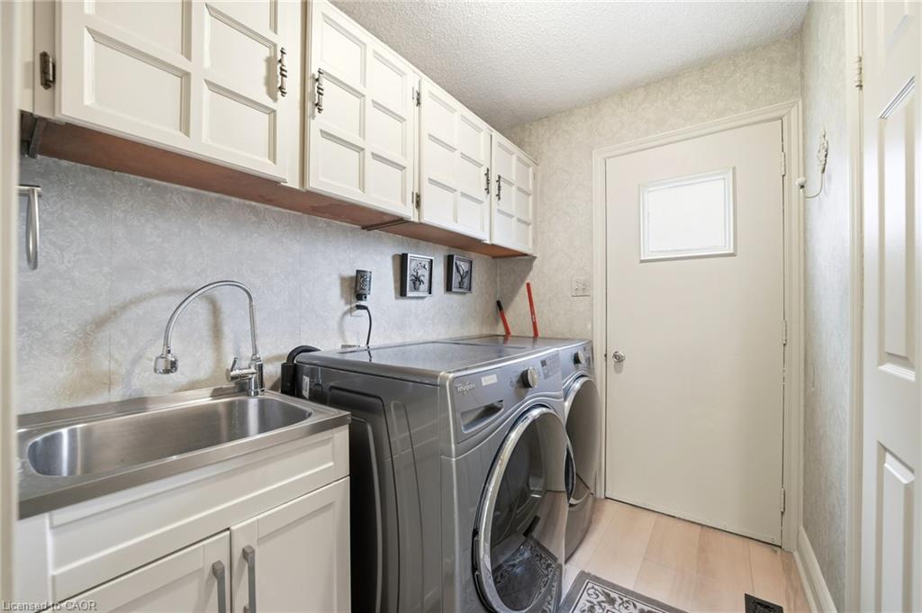 690 Robertson Crescent Property Photo 10