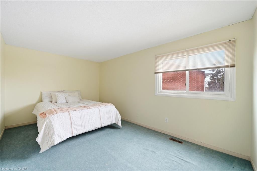 690 Robertson Crescent Property Photo 11