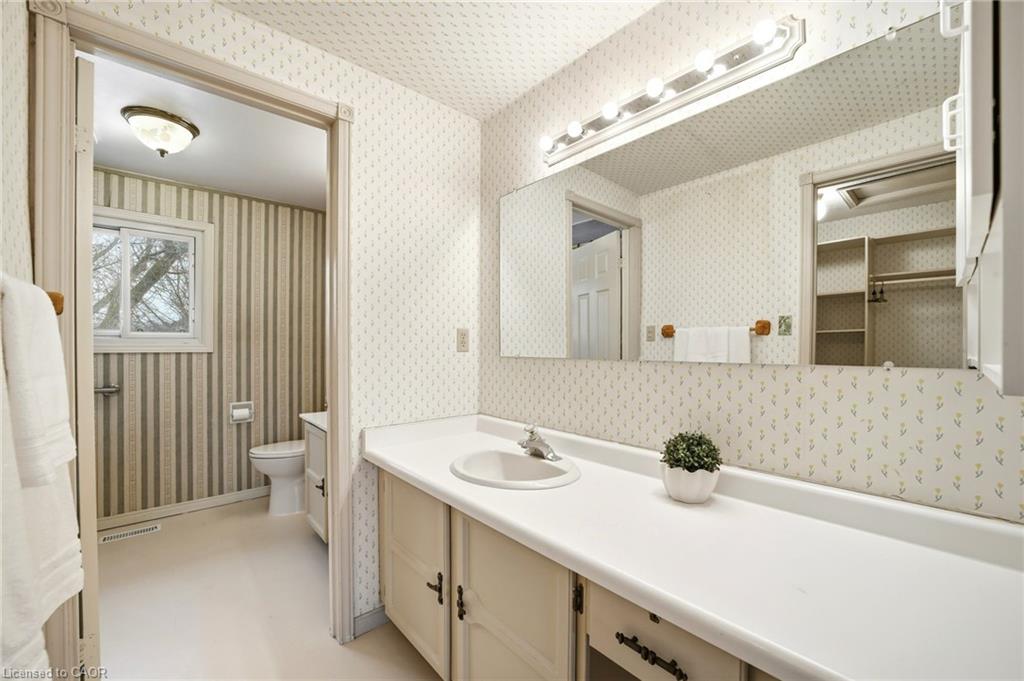 690 Robertson Crescent Property Photo 12