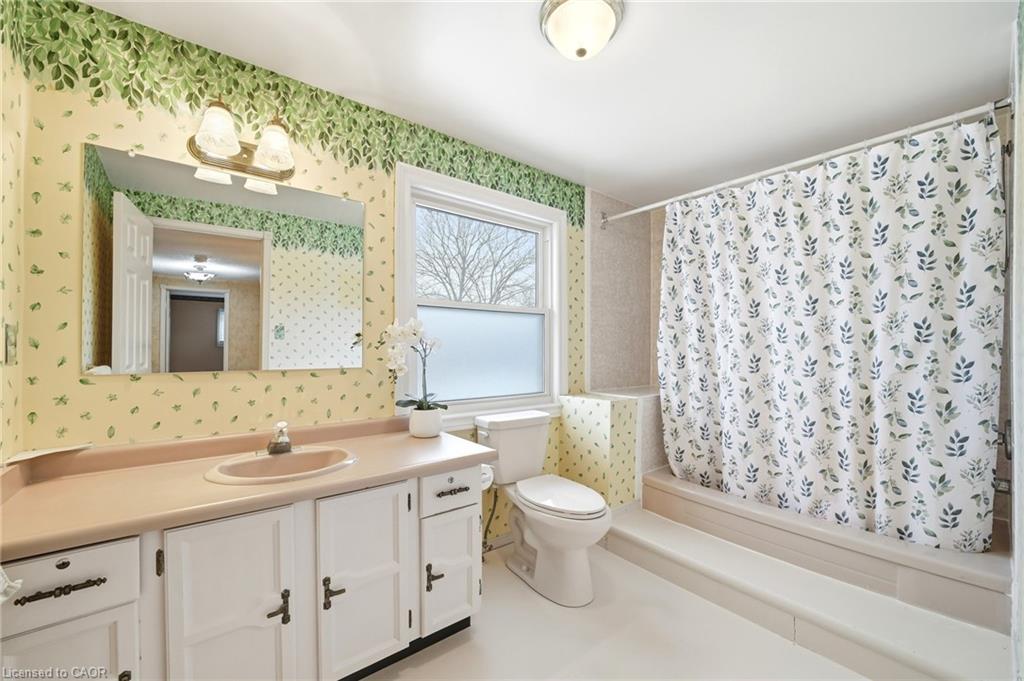 690 Robertson Crescent Property Photo 15