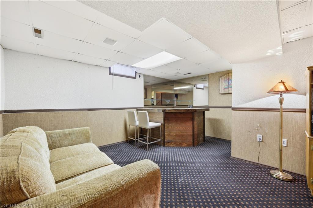 690 Robertson Crescent Property Photo 17