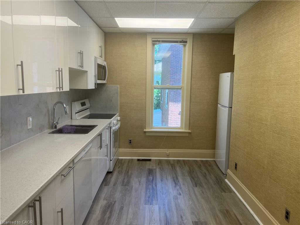 106 Young Street W Property Photo 4