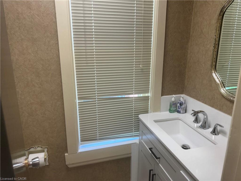 106 Young Street W Property Photo 5