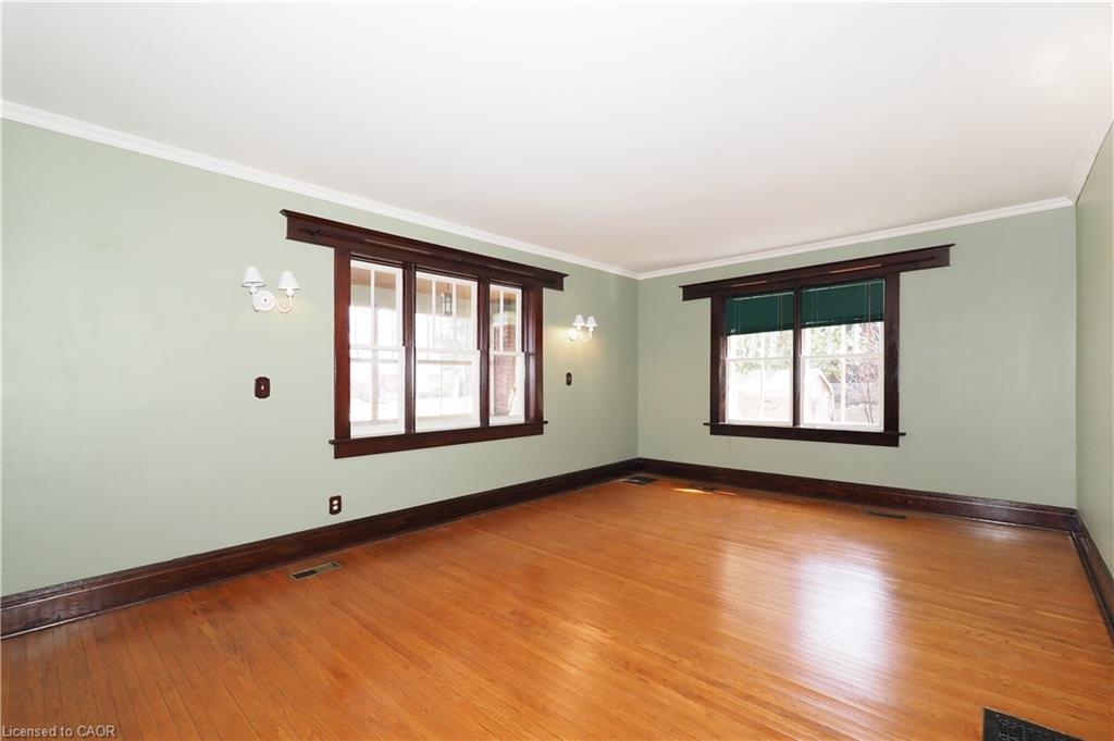 33 Main Street E Property Photo 11