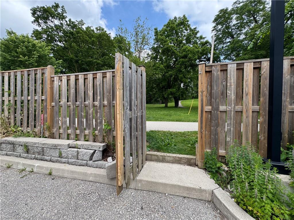 7-122 Courtland Avenue E Property Photo 11