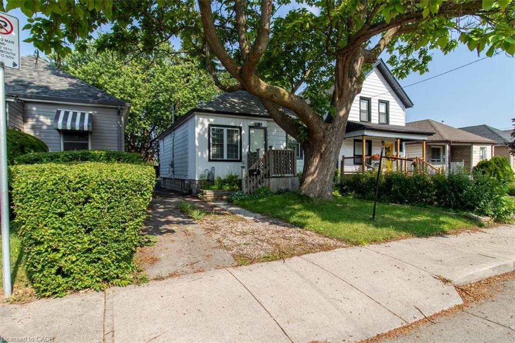 29 Wexford Avenue N Property Photo 1