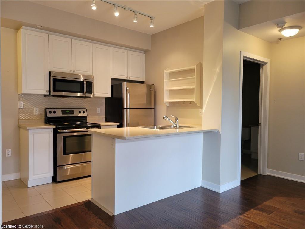 208-90 Charlton Avenue W Property Photo 2