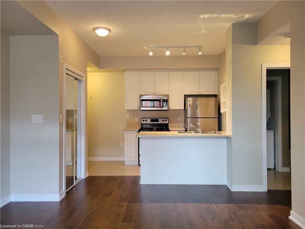 208-90 Charlton Avenue W Property Photo 3