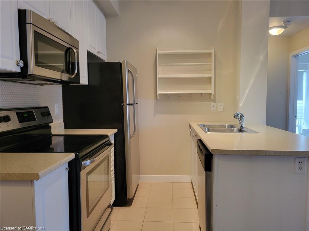 208-90 Charlton Avenue W Property Photo 4