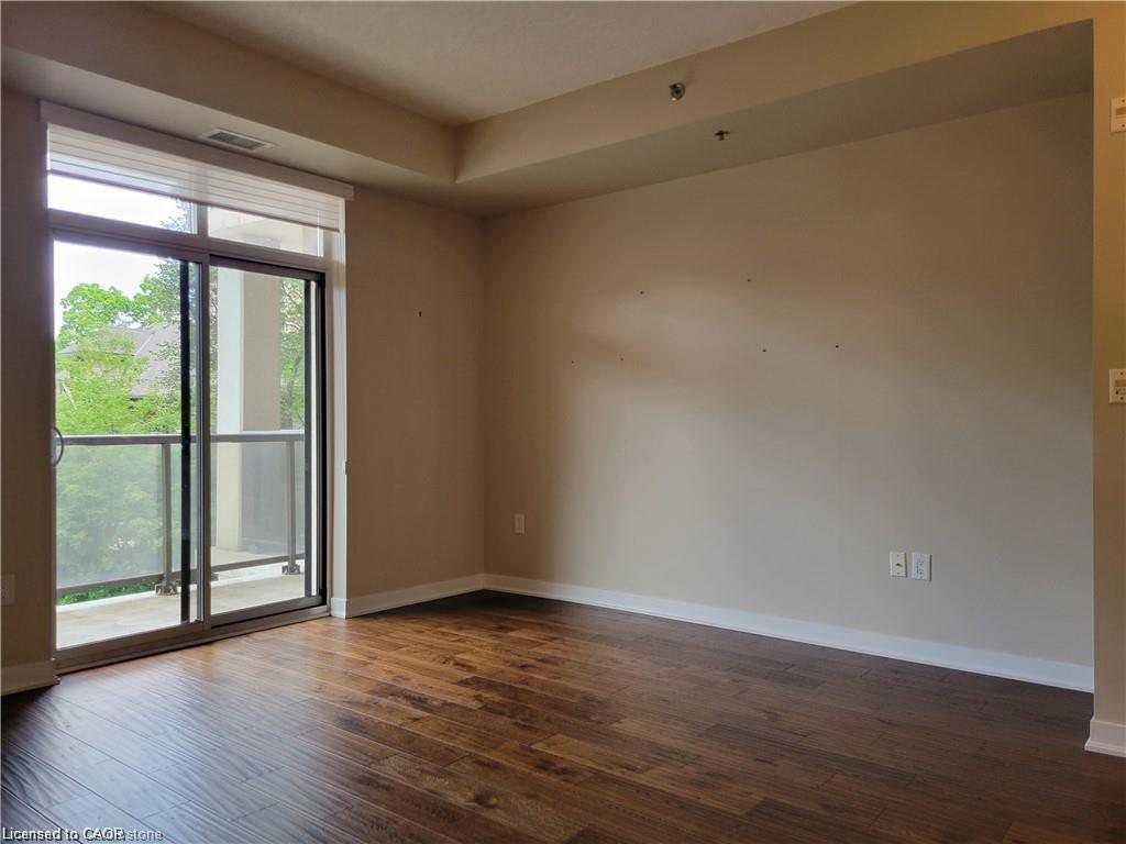 208-90 Charlton Avenue W Property Photo 7